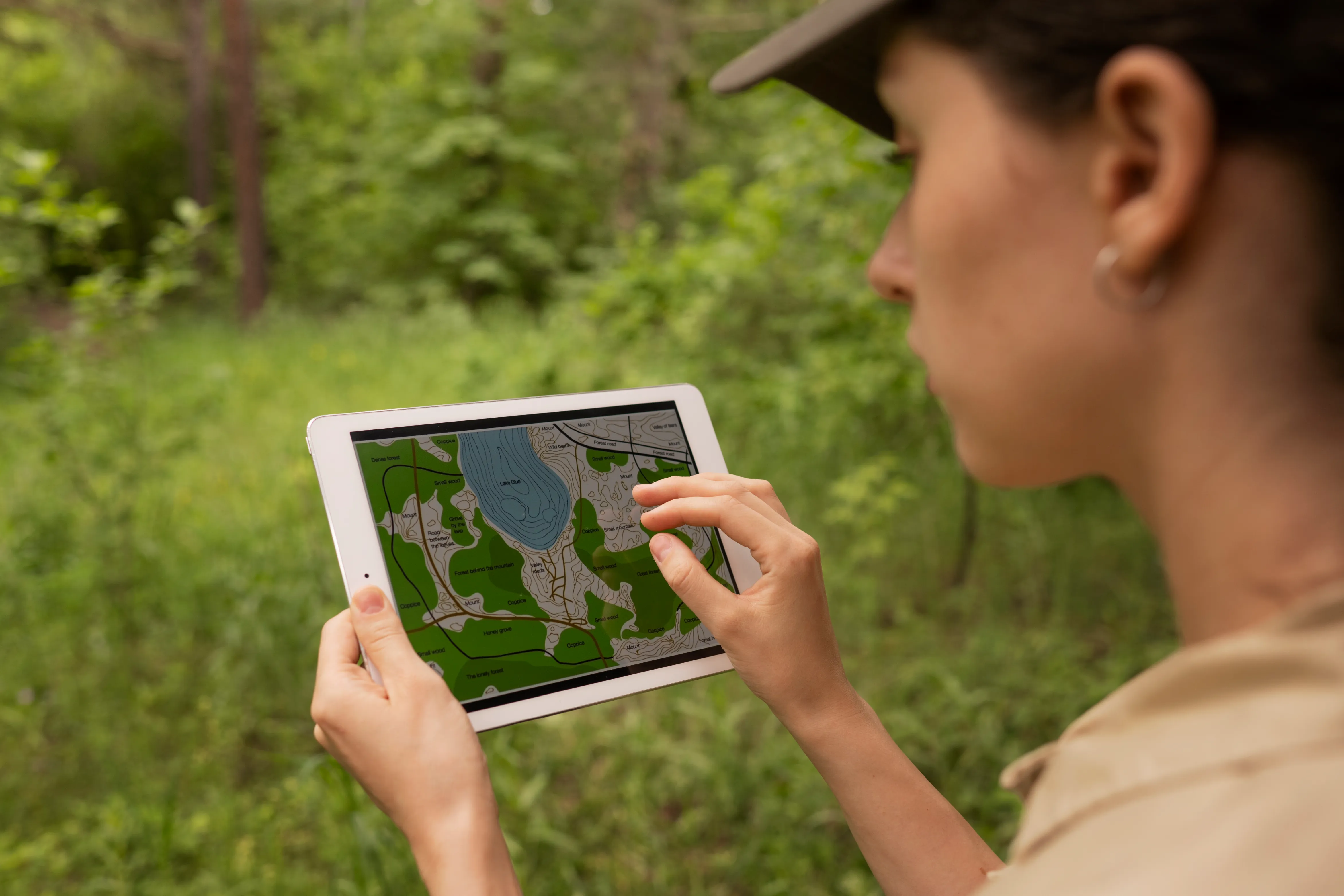 Profesional consultando un mapa ambiental en una tablet en campo